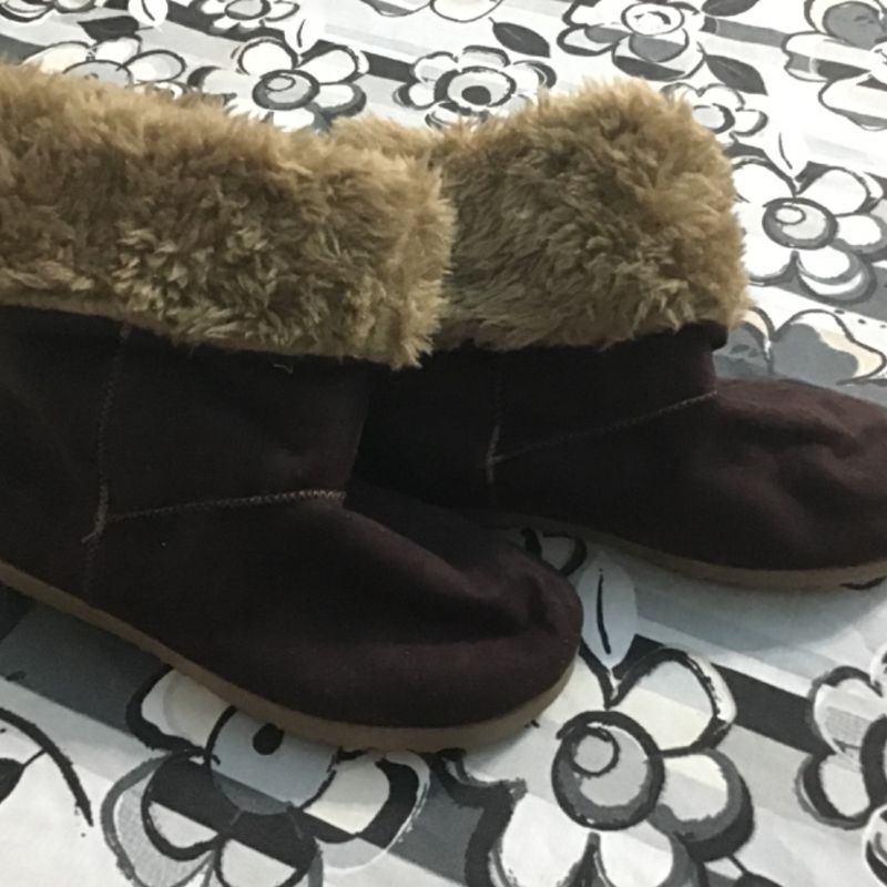 Bota de camurça com best sale pelo dentro
