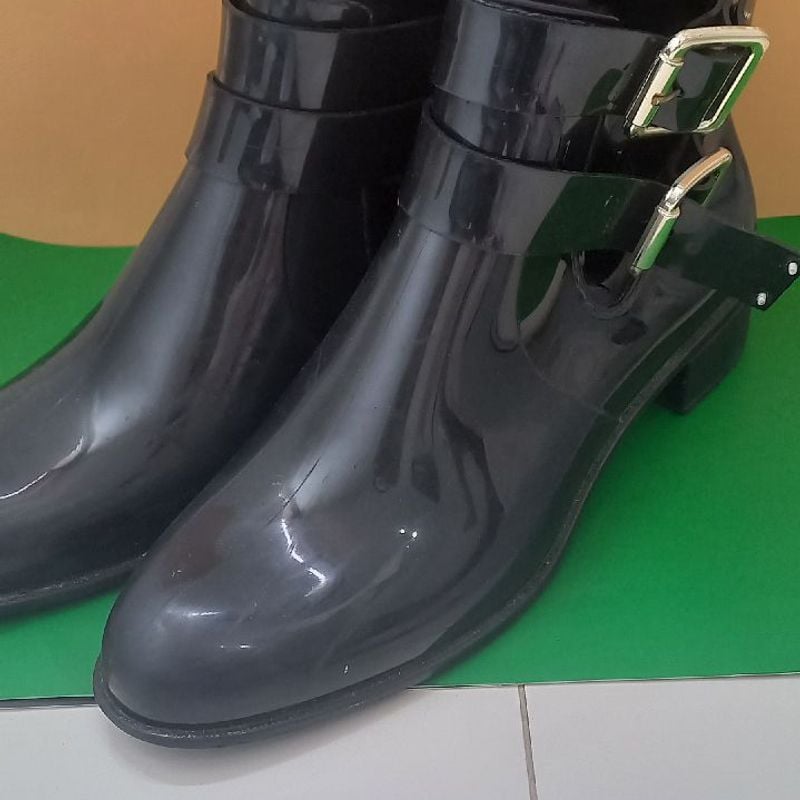 Bota fashion de plastico petite jolie