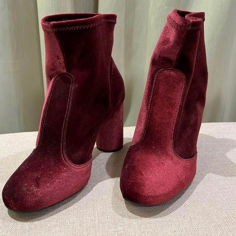 Bota de Veludo Vermelho com Cano Médio Via Marte Usado 111303889