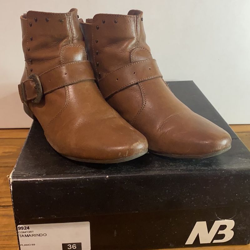 Bota newborn em hot sale couro cano curto