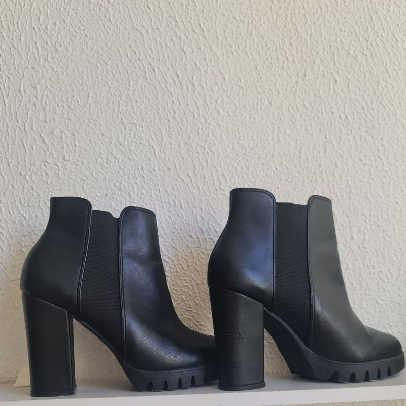 Bota Feminina Cano Baixo Tratorada Preta Riachuelo Bota Feminina  Riachuelo Usado 97733946 enjoei