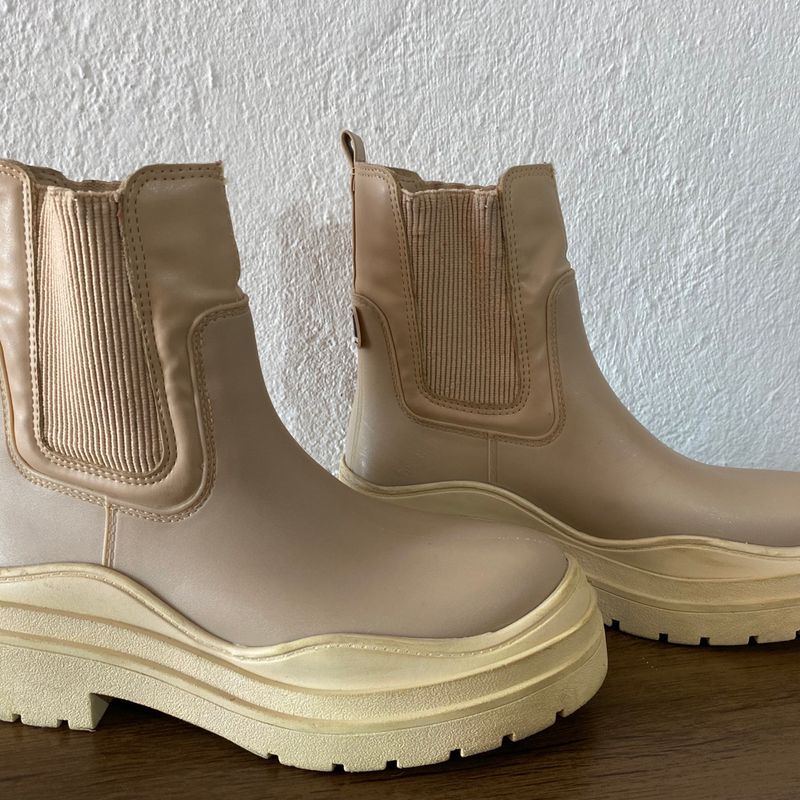 Bota Feminina Chelsea Santa Lolla Recortes Bege Tam 36 Santa