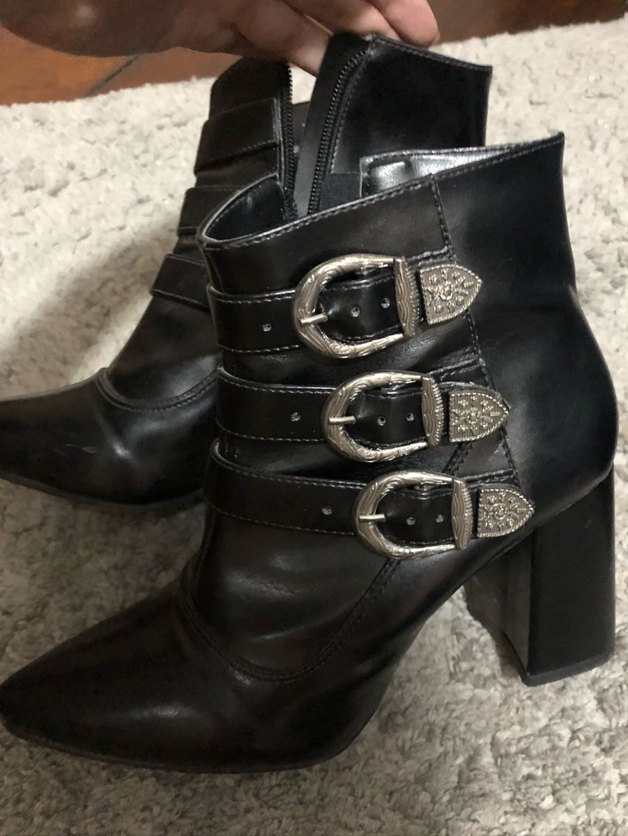bota fivelas constance