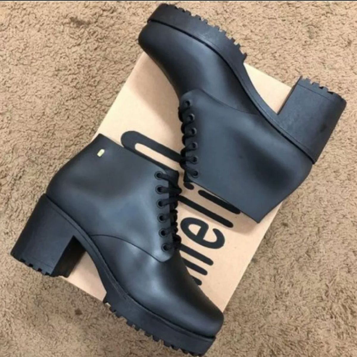 bota cano curto salto grosso melissa