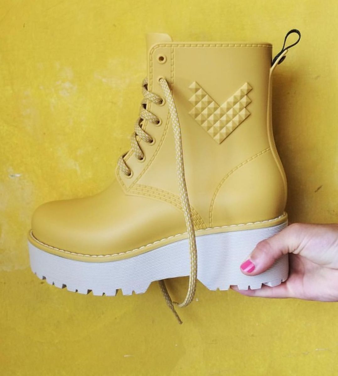 bota de chuva amarela