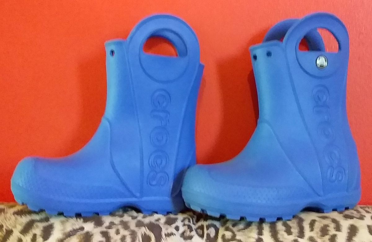 bota crocs infantil