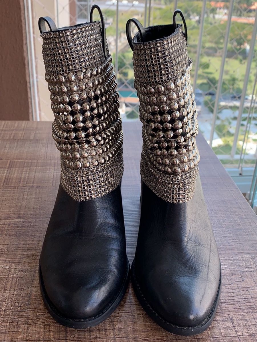 bota com malha de metal