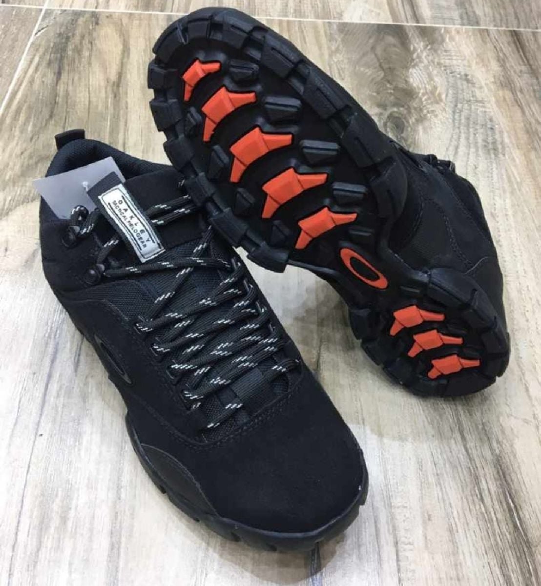 bota oakley vermelha