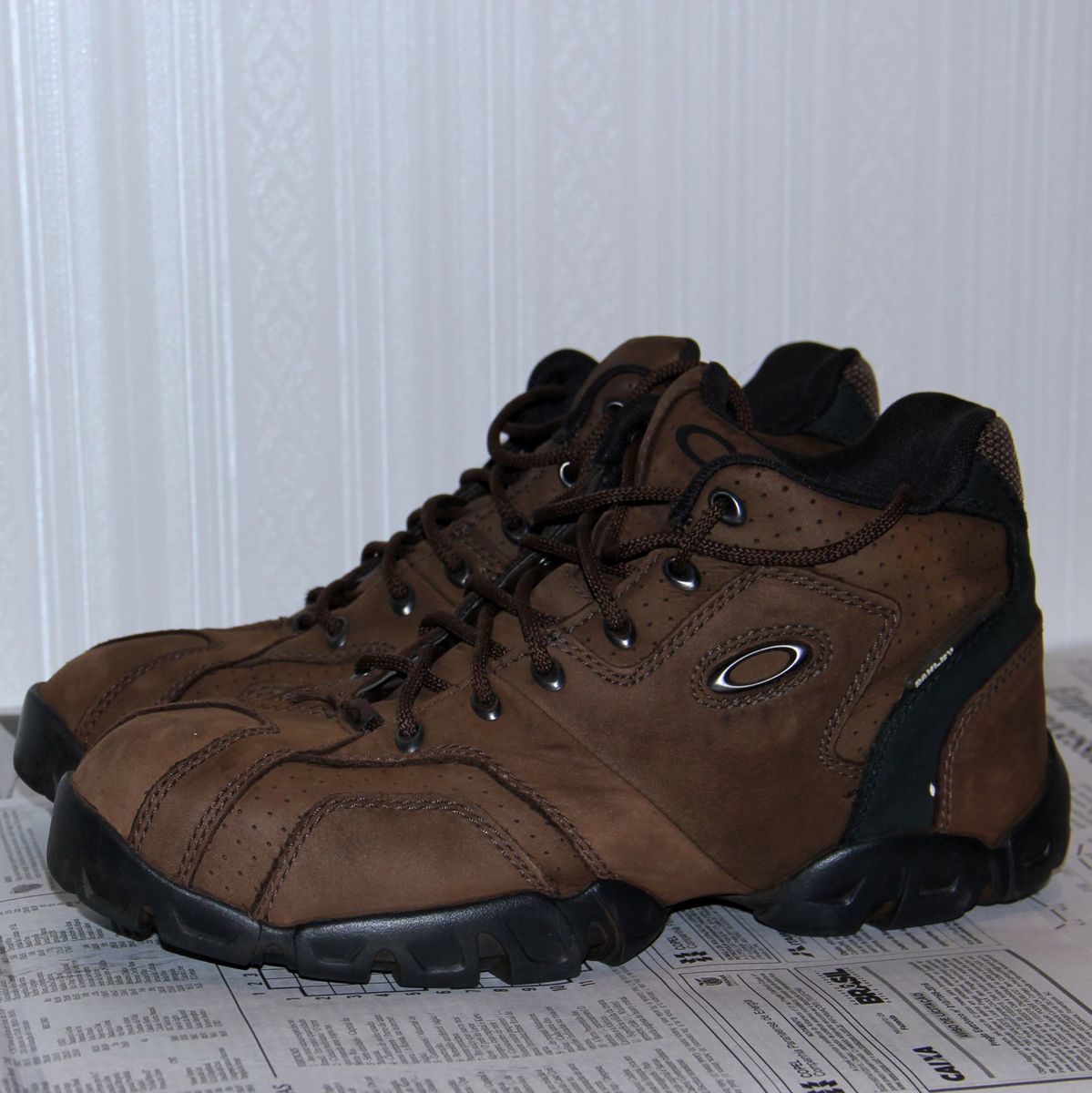 bota oakley marrom