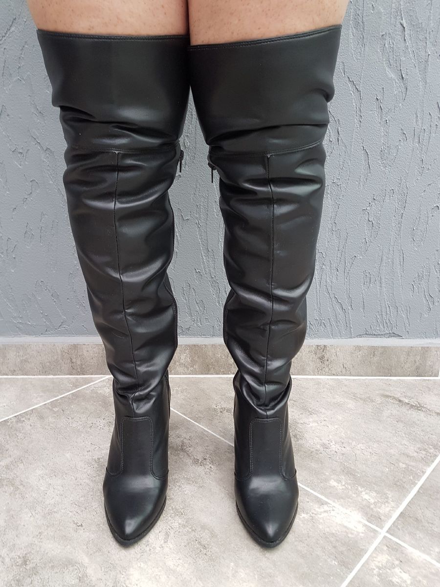 bota preta bico fino salto grosso