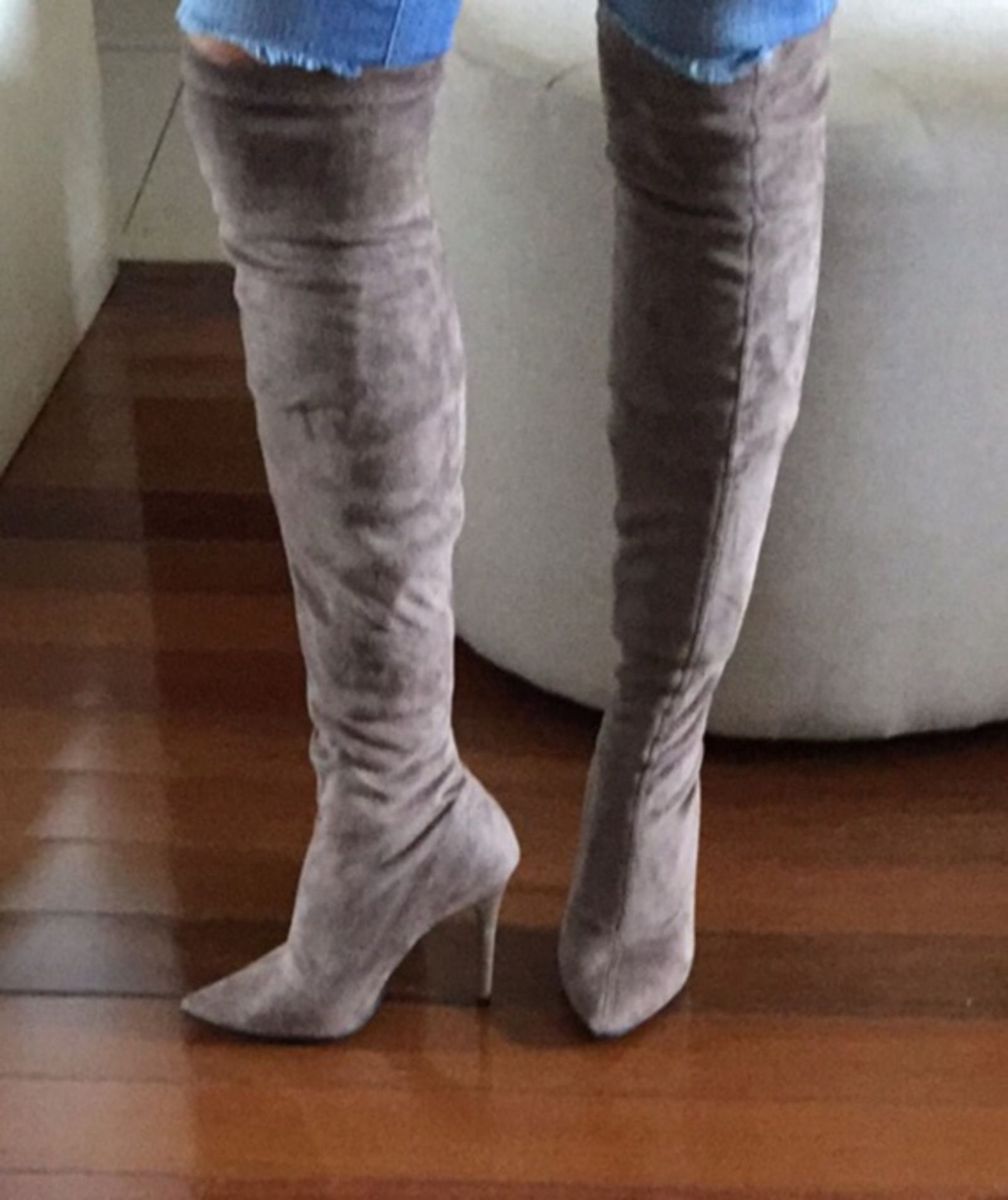 bota cinza over the knee