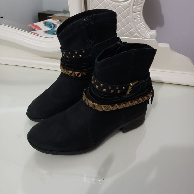 Bota cano store curto com spikes