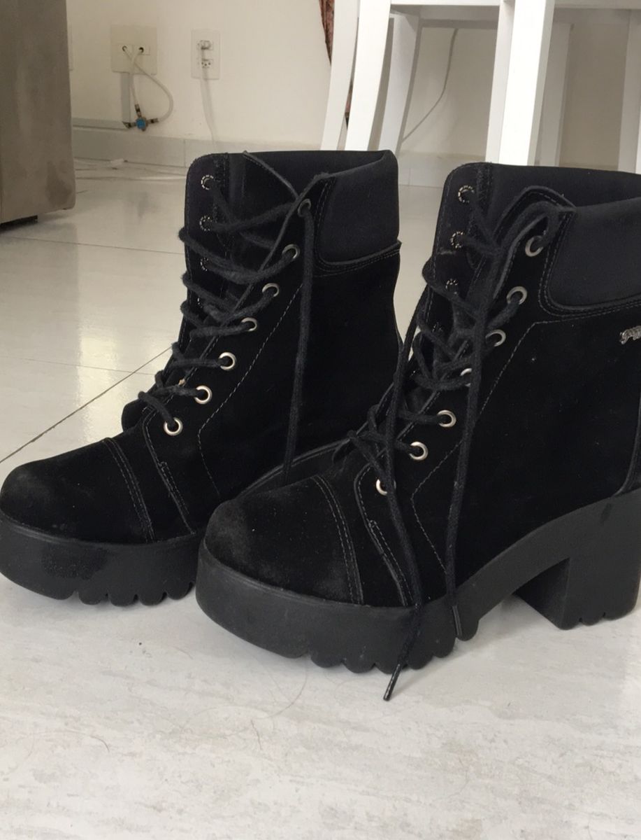bota goofy preta