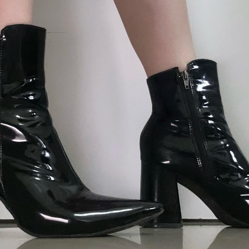 Bota Preta em Verniz Cano Curto, Bico Fino e Salto Triangular