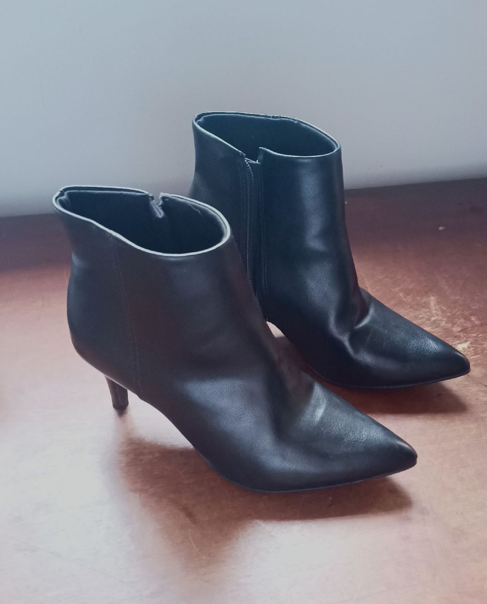 Bota feminina com deals salto fino satinato