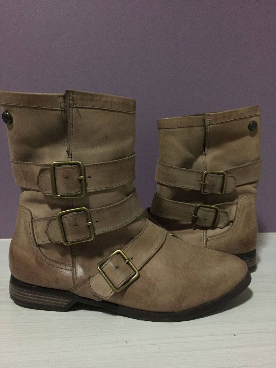 bota feminina rasteira com fivelas bottero