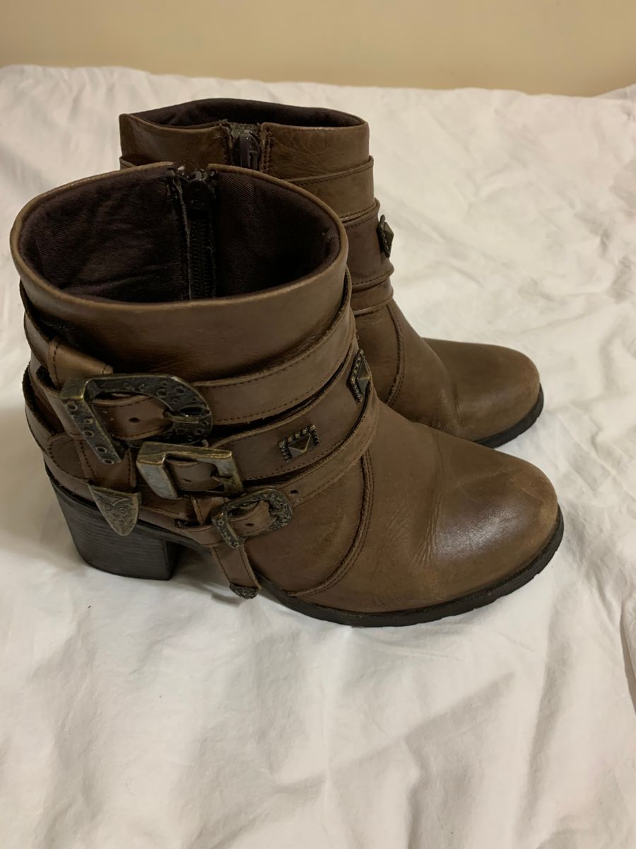bota fivelas constance