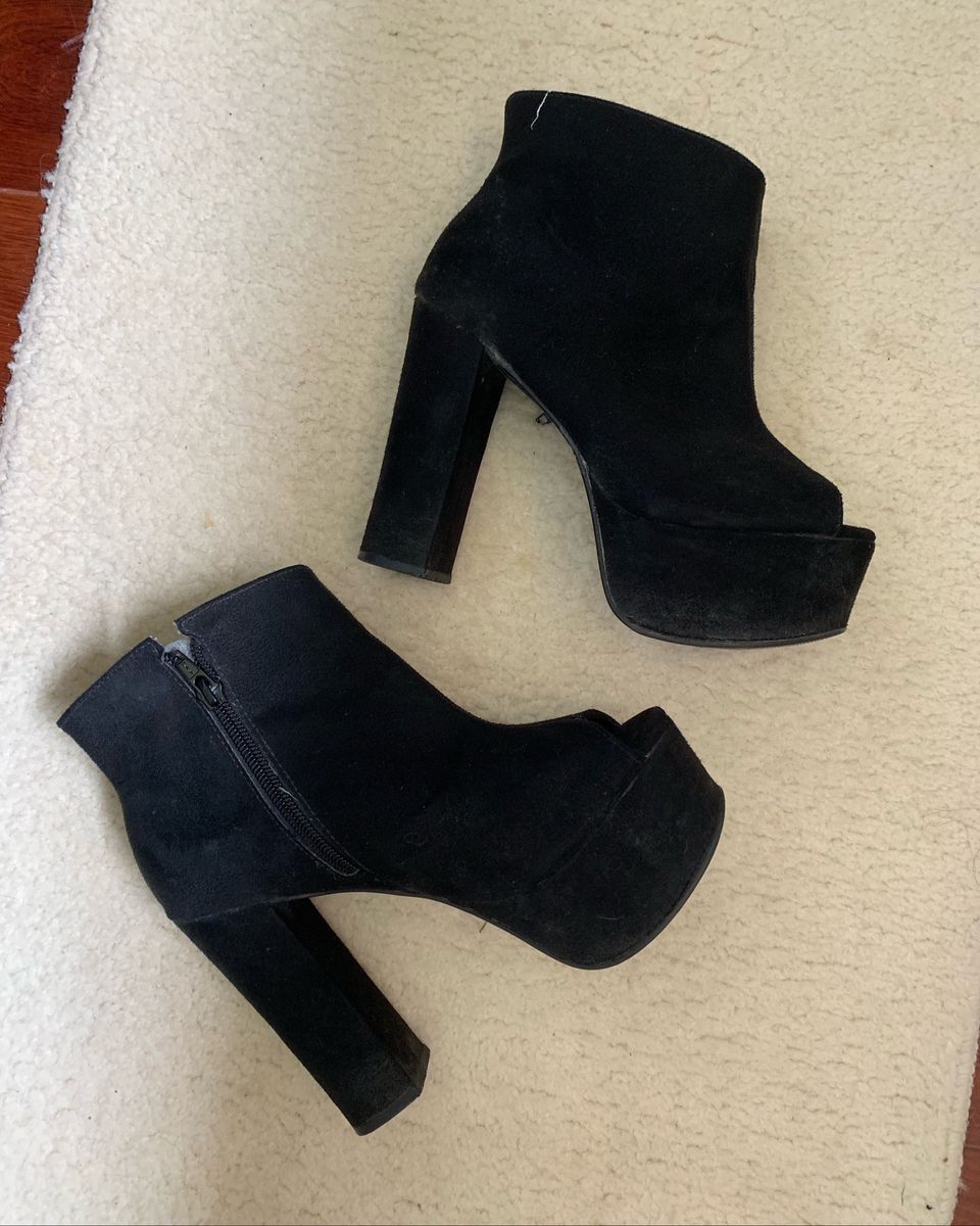 bota preta de salto grosso