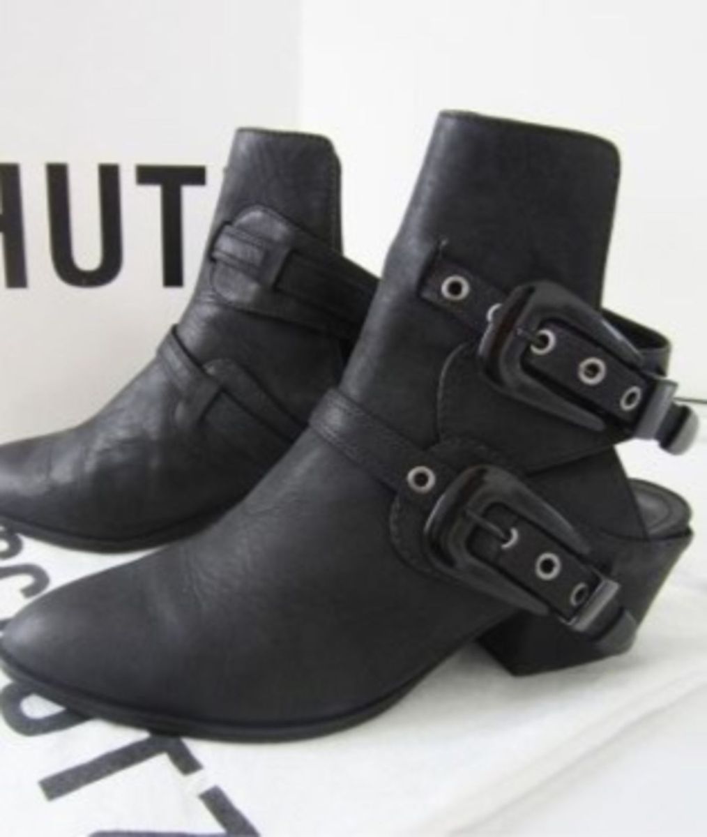 bota aberta no calcanhar