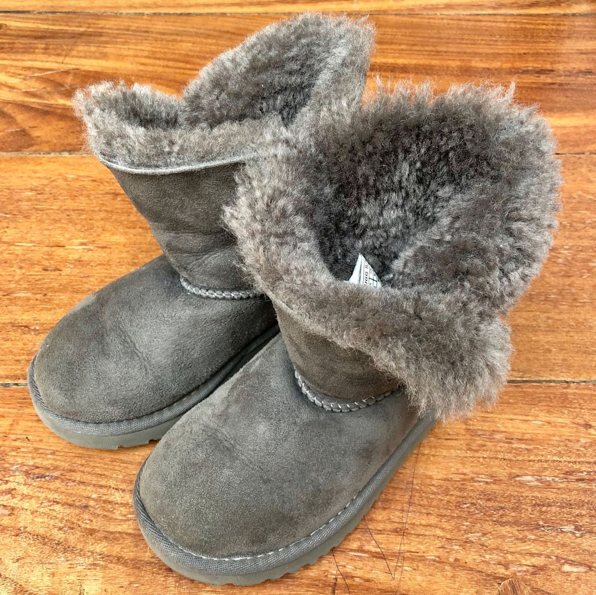 ugg cinza