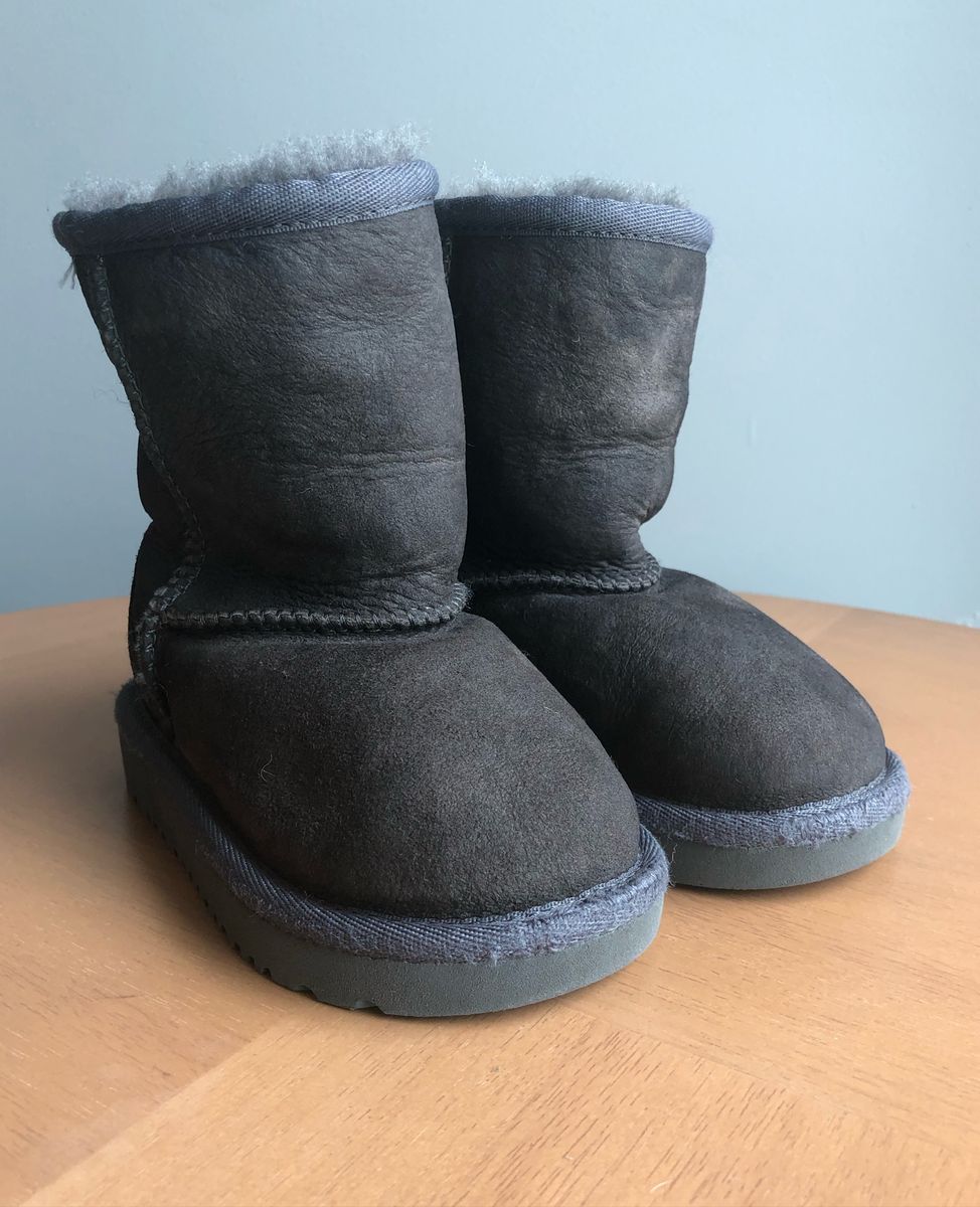 ugg cinza