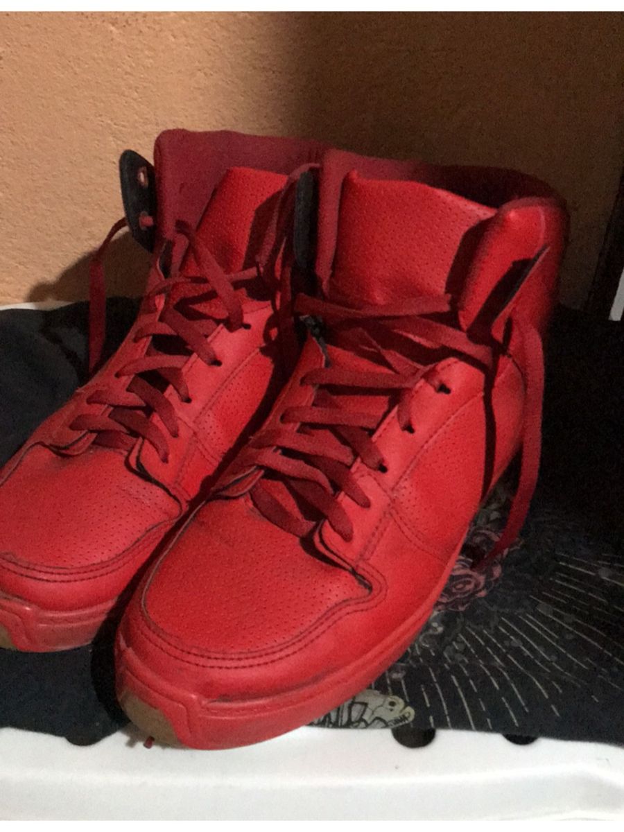bota vermelha masculina