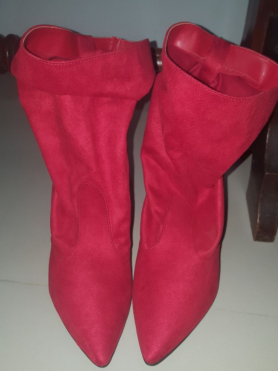 bota vermelha beira rio