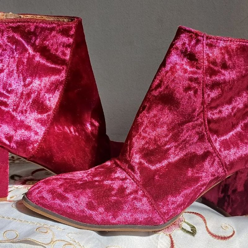 Bota Vermelha em Veludo Num 38 em Ótimo Estado, Usado Uma Vez