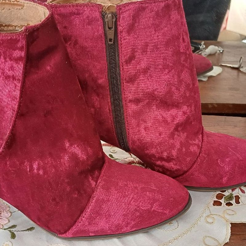 Bota Vermelha em Veludo Num 38 em Ótimo Estado, Usado Uma Vez