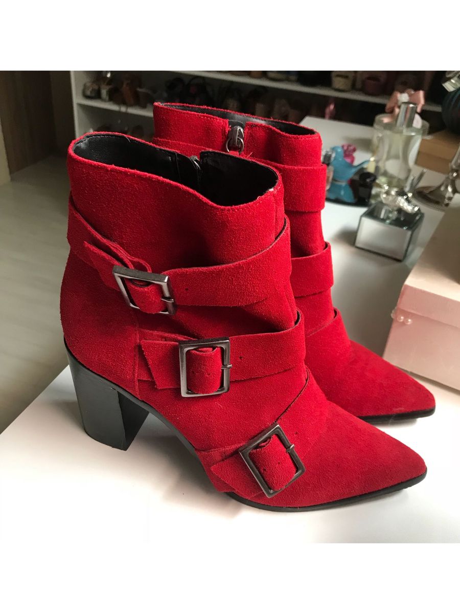 bota masculina vermelha