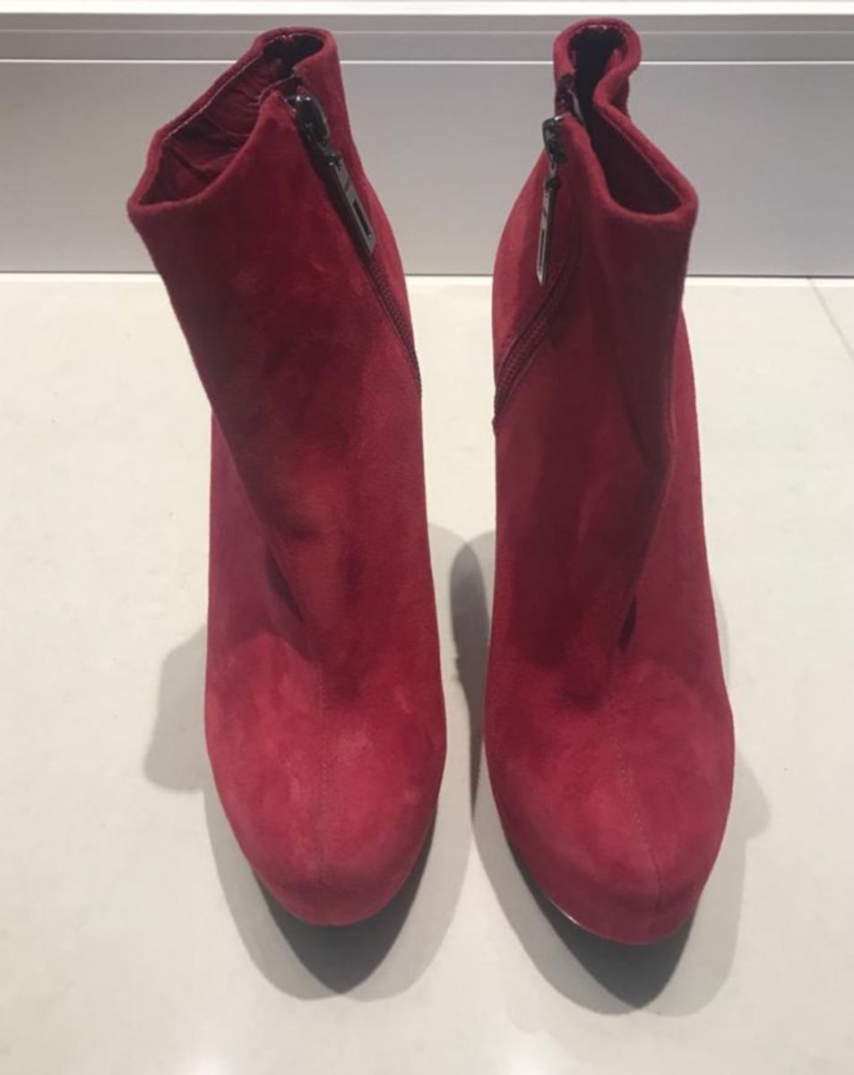 bota vermelha schutz