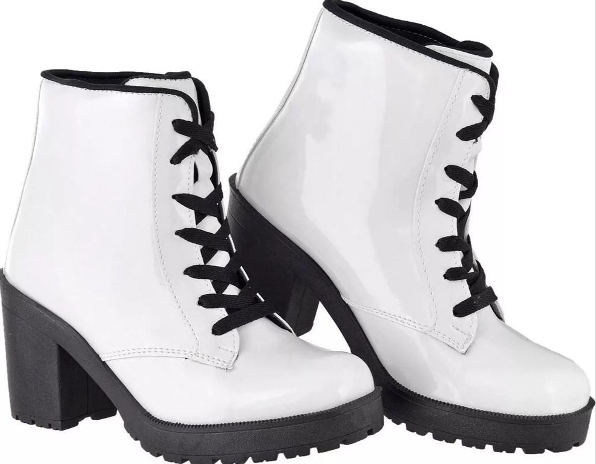 bota de verniz branca
