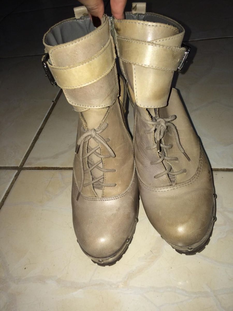 bota aberta no calcanhar