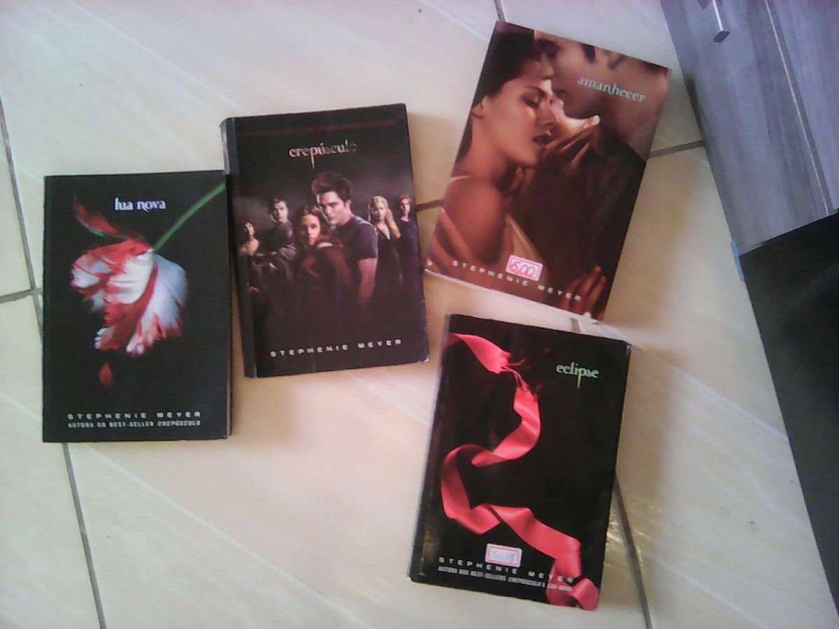 Featured image of post Livros Crepusculo Box Publicado em capa dura em 2005 este livro o in cio da saga crep sculo onde bella swan apresentada ao leitor como uma estudante que se muda da sua casa que fica em phoenix arizona