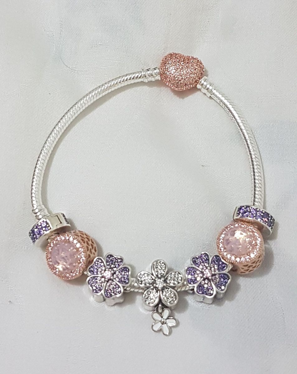 bracelet com charms em prata de lei e logo nas peças - jóias joia