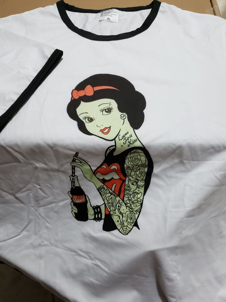 Branca de Neve Tatuada | Camiseta Feminina Nunca Usado 38306828 | enjoei