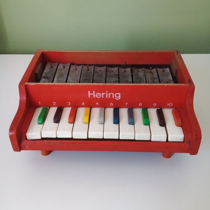 Piano Infantil em Madeira da Hering. Emite Som, porém n