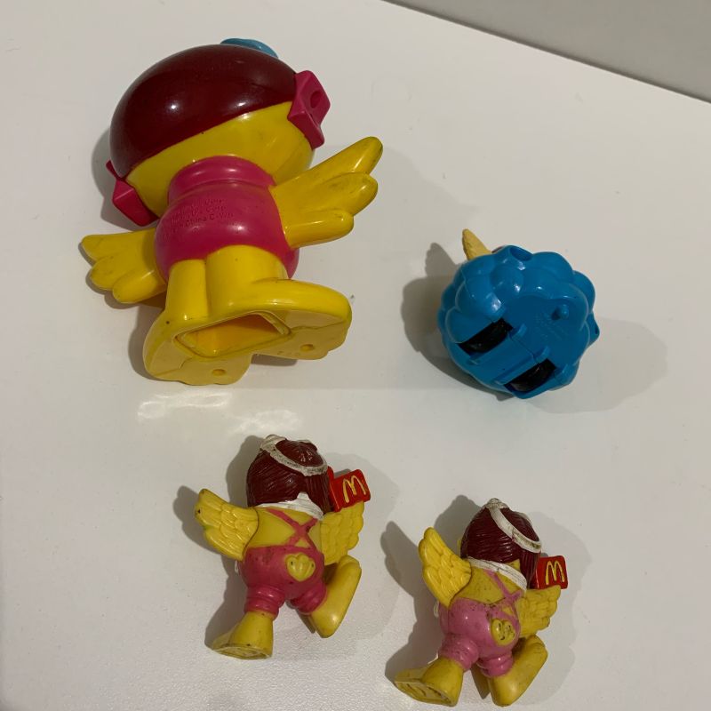 Desocupando armário de brinquedos - Dupla personagens Mc Donalds