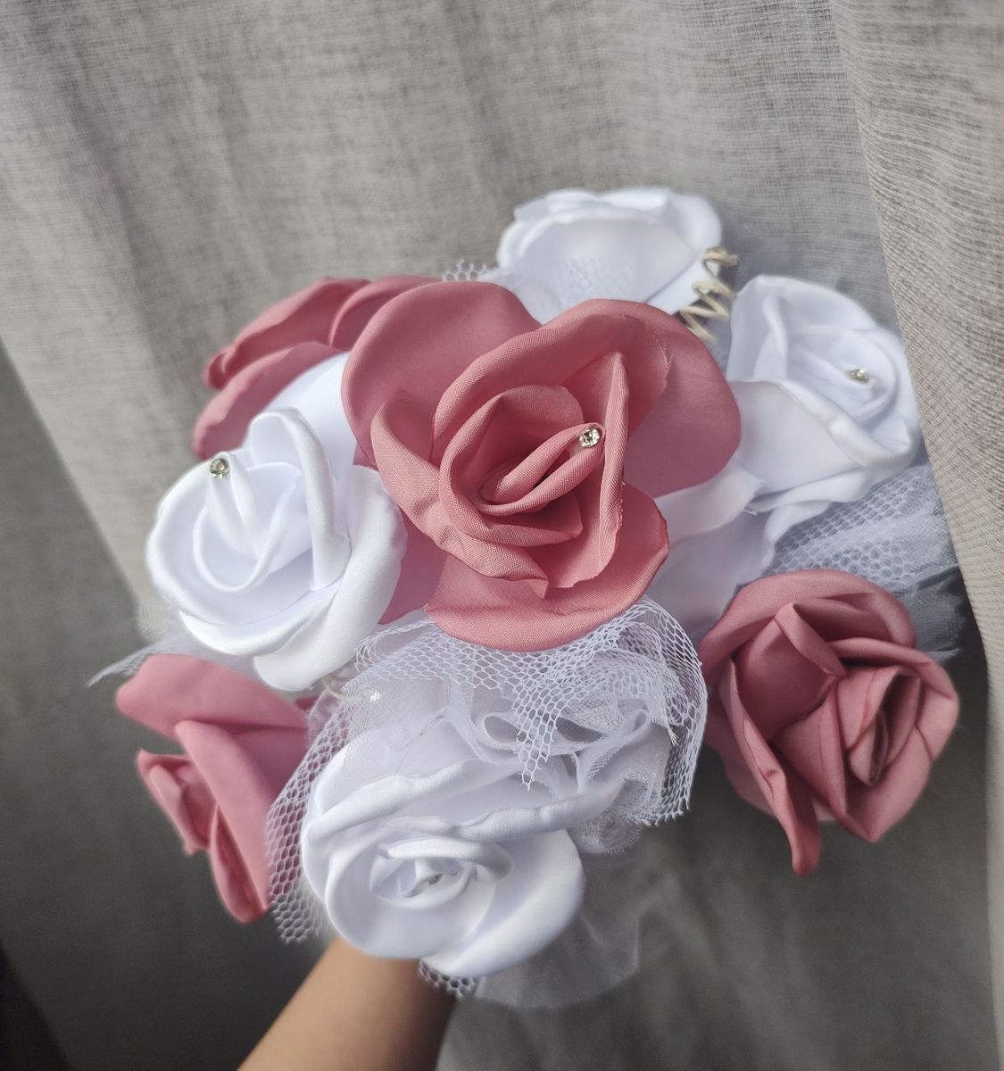 Buquê Simples com Tule e Flores Artificiais (Rosa e Branco) | Roupa de  Casamento Feminina Usado 80383172 | enjoei