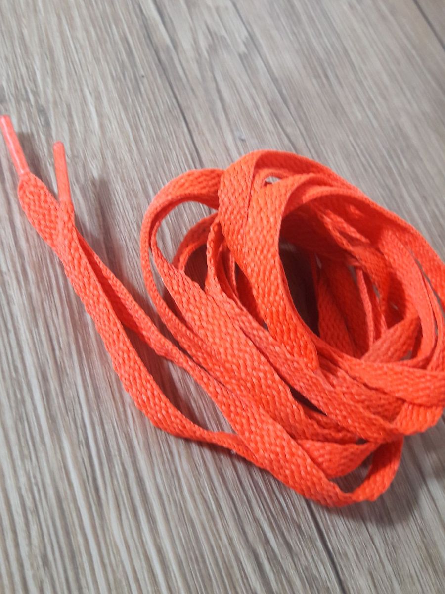 cadarço laranja nike