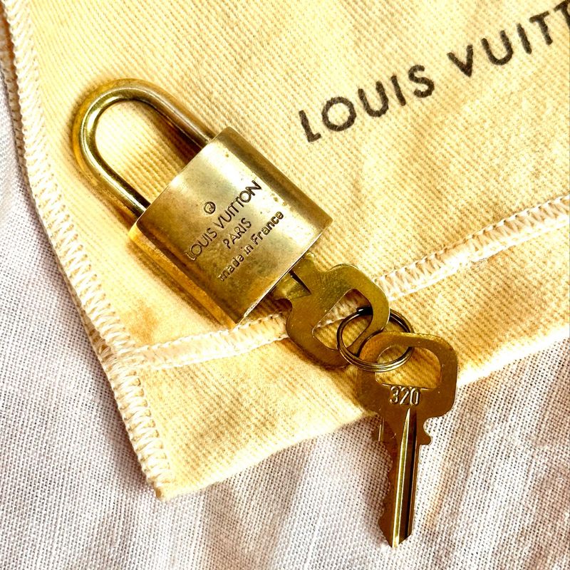 Hook Clip Cadeado Louis Vuitton Hardware, Bijuteria Feminina Louis Vuitton  Nunca Usado 89342665