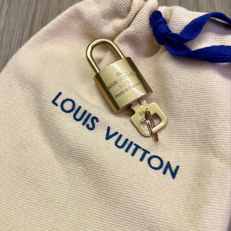 Cadeado Louis Vuitton, Necessaire Feminina Louis Vuitton Usado 91209528