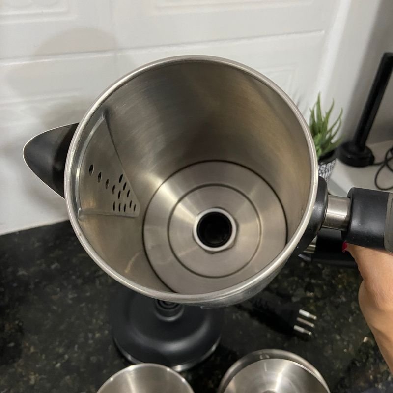 https://photos.enjoei.com.br/cafeteira-italiana-gran-cadence-inox-1-5l-88718779/800x800/czM6Ly9waG90b3MuZW5qb2VpLmNvbS5ici9wcm9kdWN0cy82NTMyOTIvZTQyZTMwMmY1YzYyNGJkYTkzOTJjNGZmZjM4ZDA4MzMuanBn