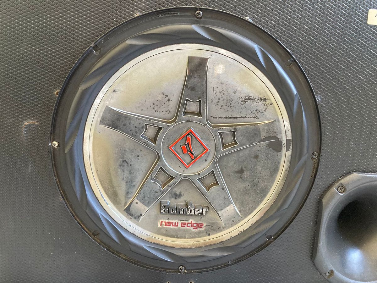 Caixa Selada Subwoofer Bomber New Edge + Driver Selenium D 200 Jbl