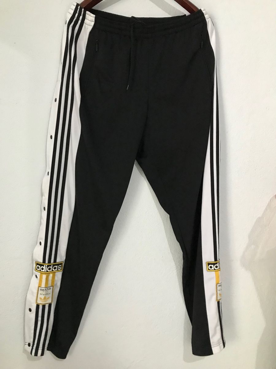 Calça adidas store com botões laterais