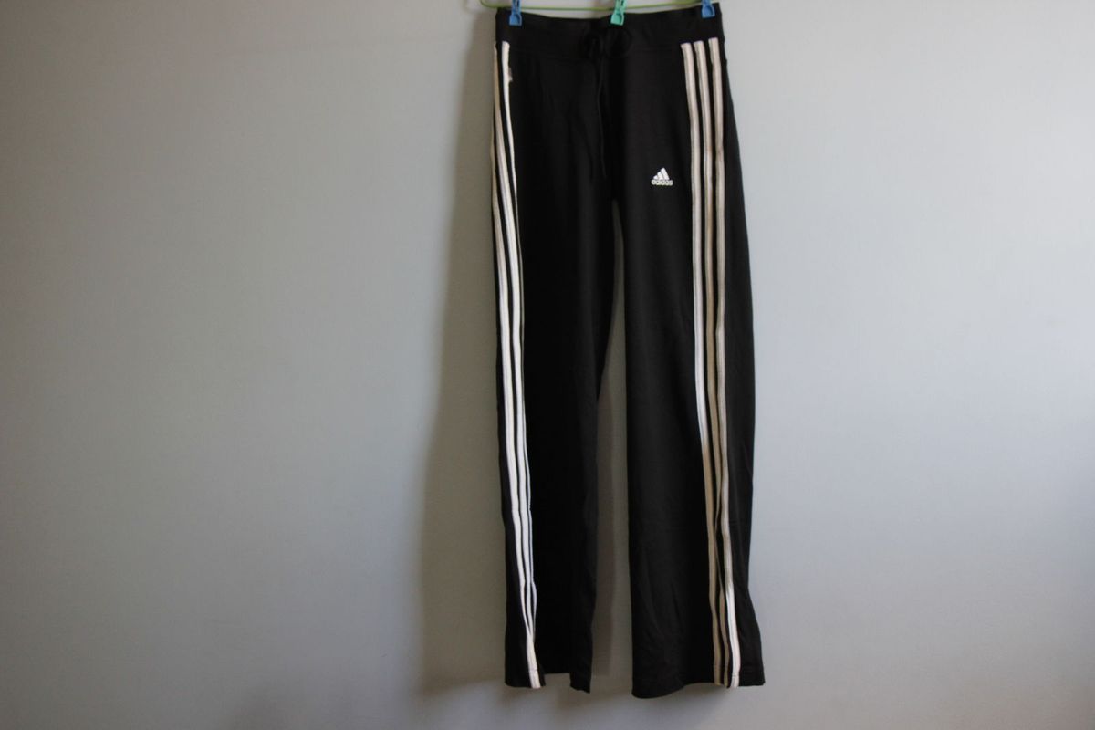 calça adidas com fenda
