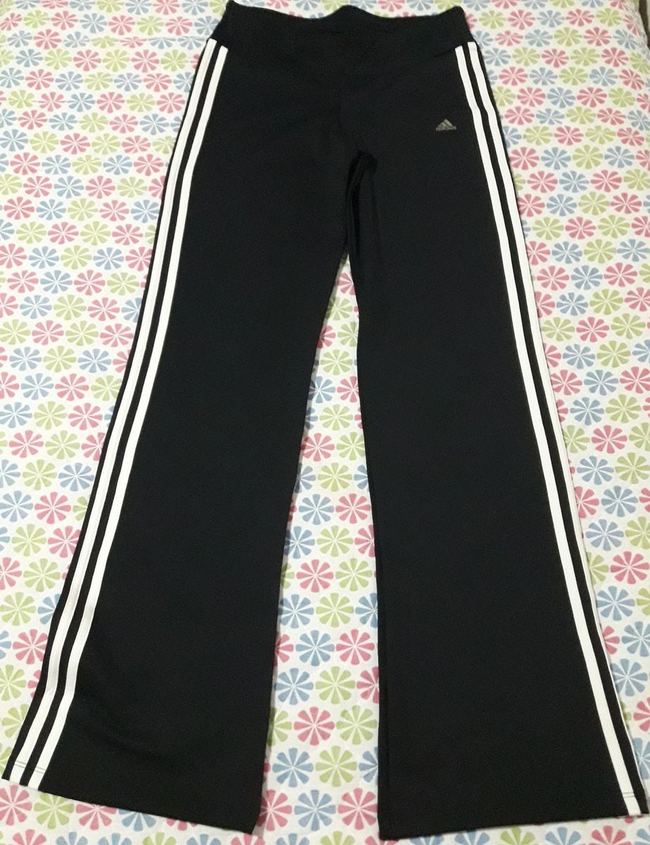 calça preta com listra branca na lateral adidas