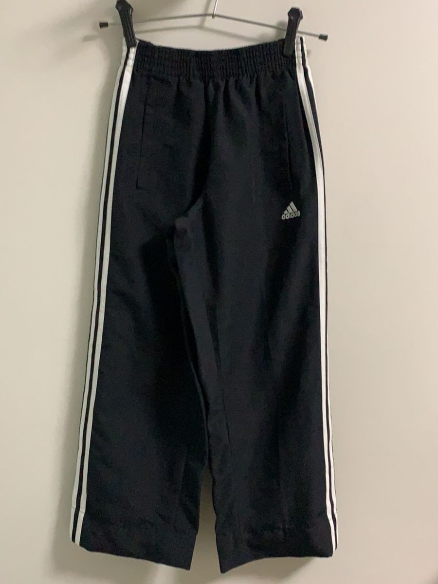 calça com botões laterais adidas
