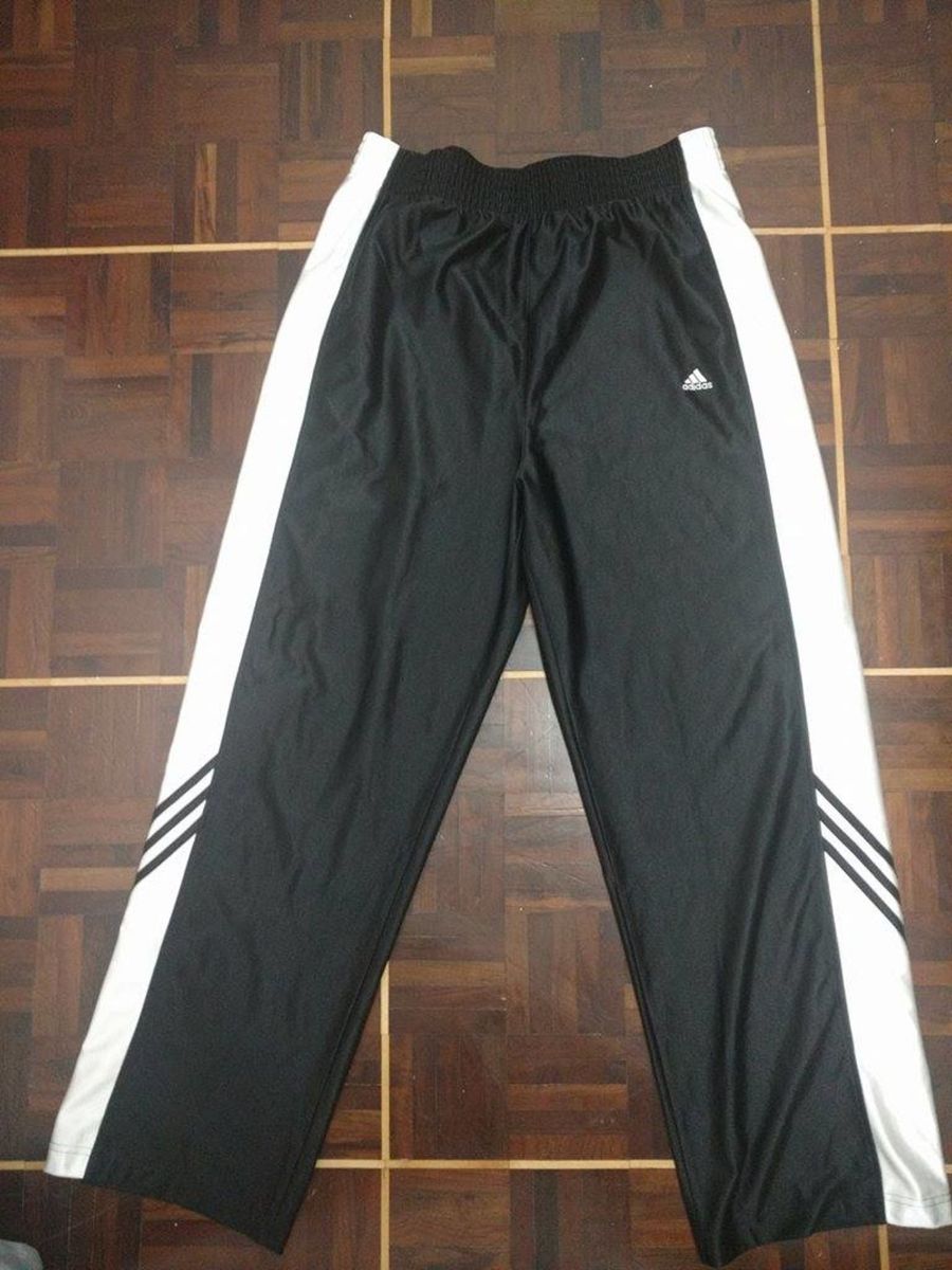calça com botões laterais adidas