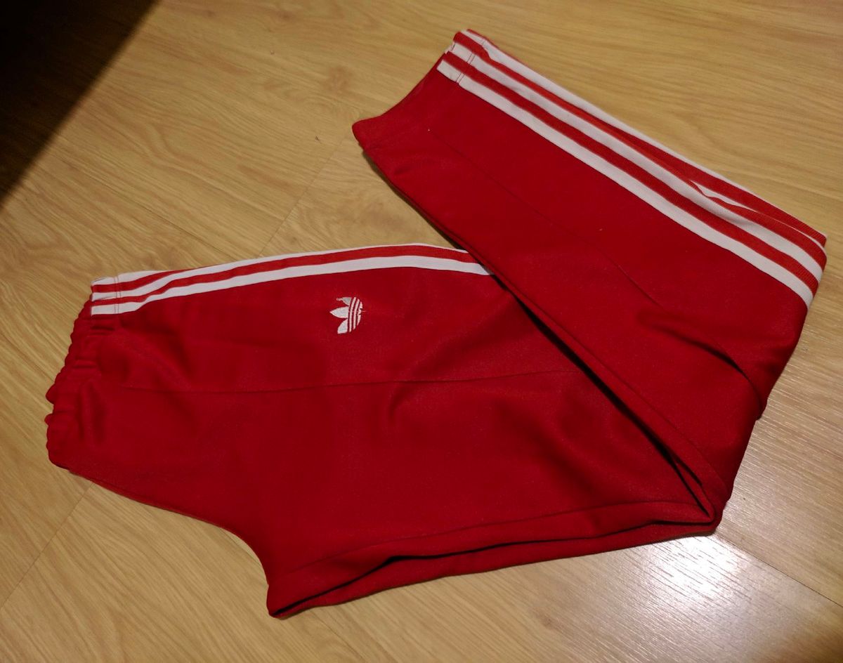 calça vermelha da adidas